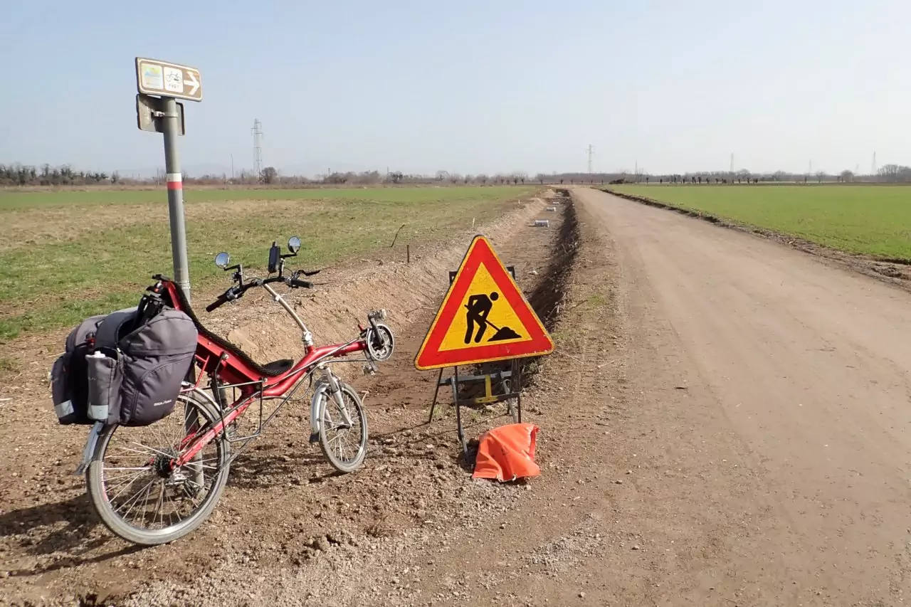 Un'altra immagine della strada sterrata riaperta al transito dei ciclisti