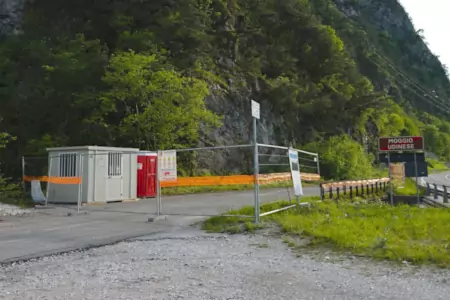 Die Baustelle für die Sicherungsarbeiten der Piste